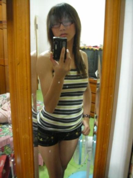 15P Chinese chick with glasses posing for selfpics