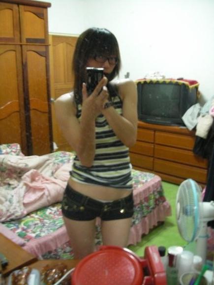 15P Chinese chick with glasses posing for selfpics