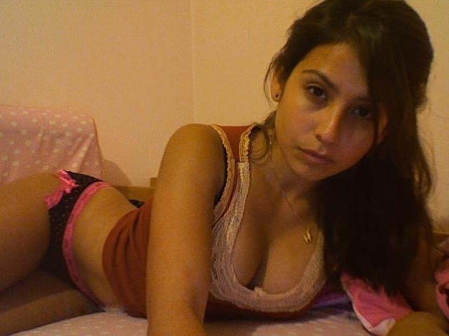 15P Latina hotties showing off their juicy asses