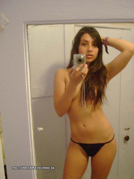 15P Latina hotties showing off their juicy asses