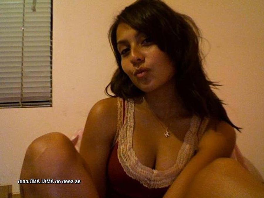 15P Latina hotties showing off their juicy asses