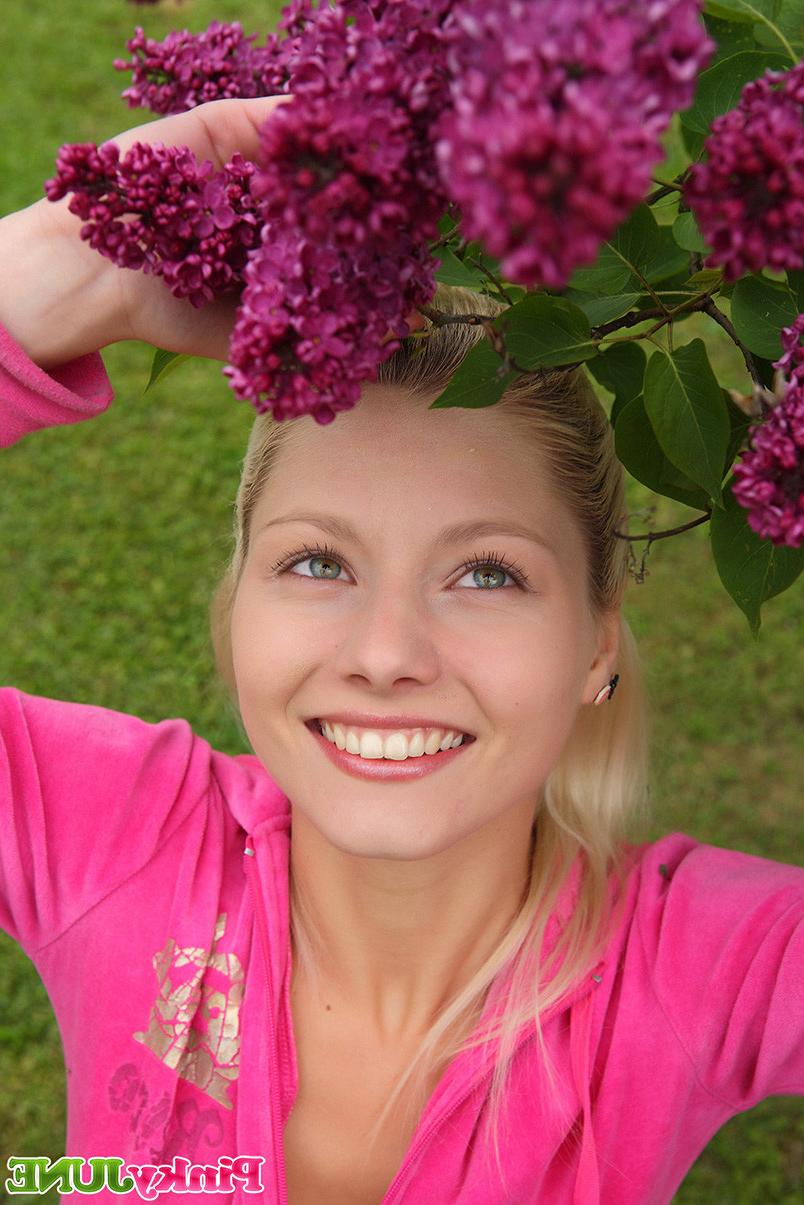 15P Czech teen Pinky June undressing for her fans in park