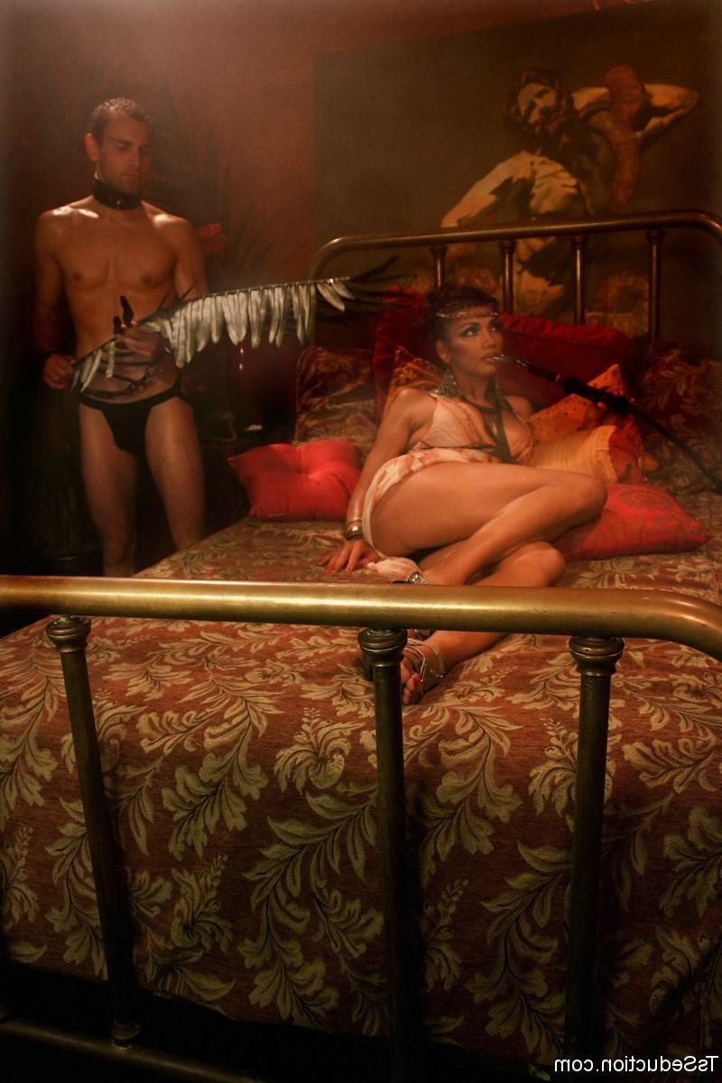 24P Yasmin Lee sweats in the soaking desert heat that fills her palace. Her well tra