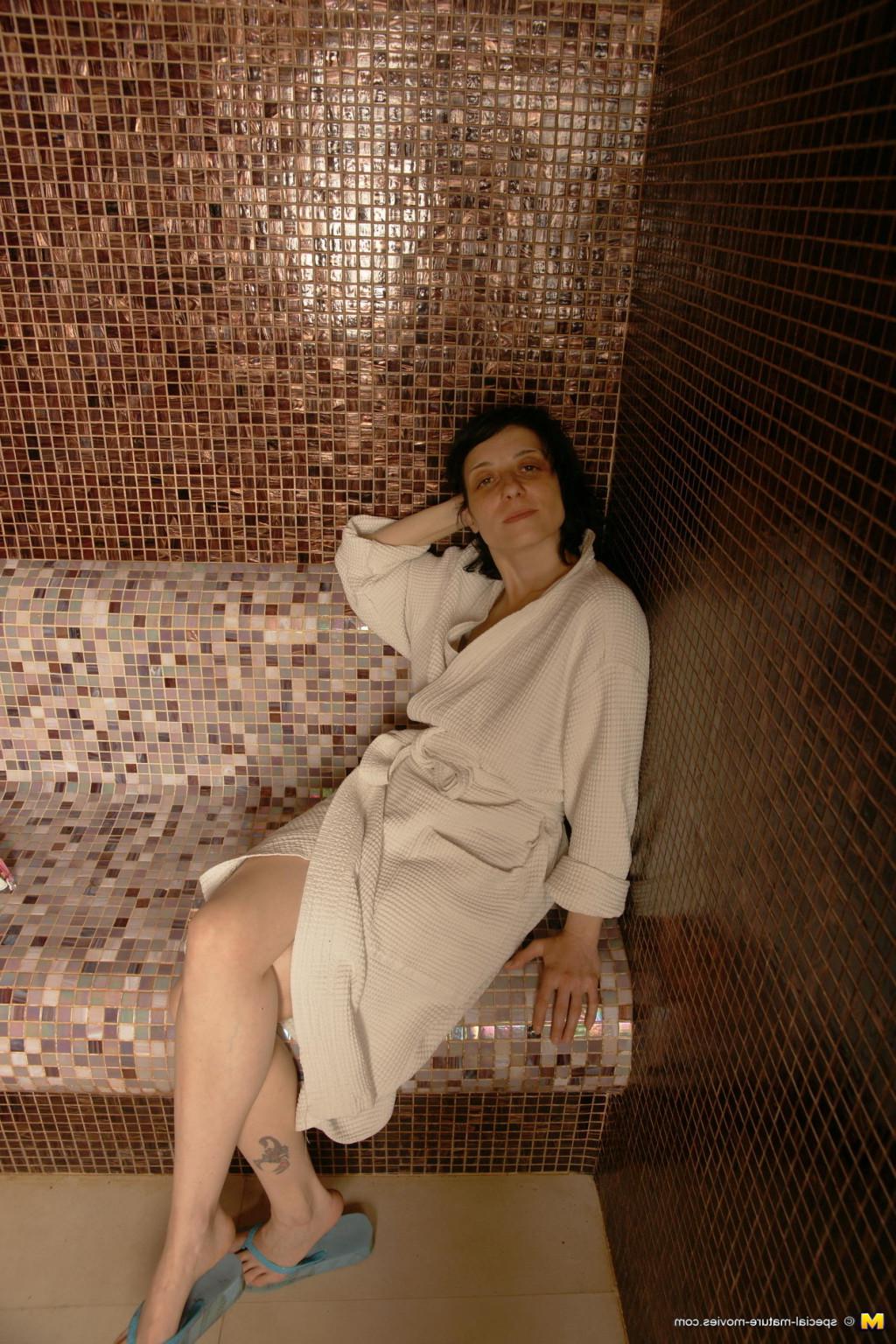16P Mature ladies unwinding in an all female sauna