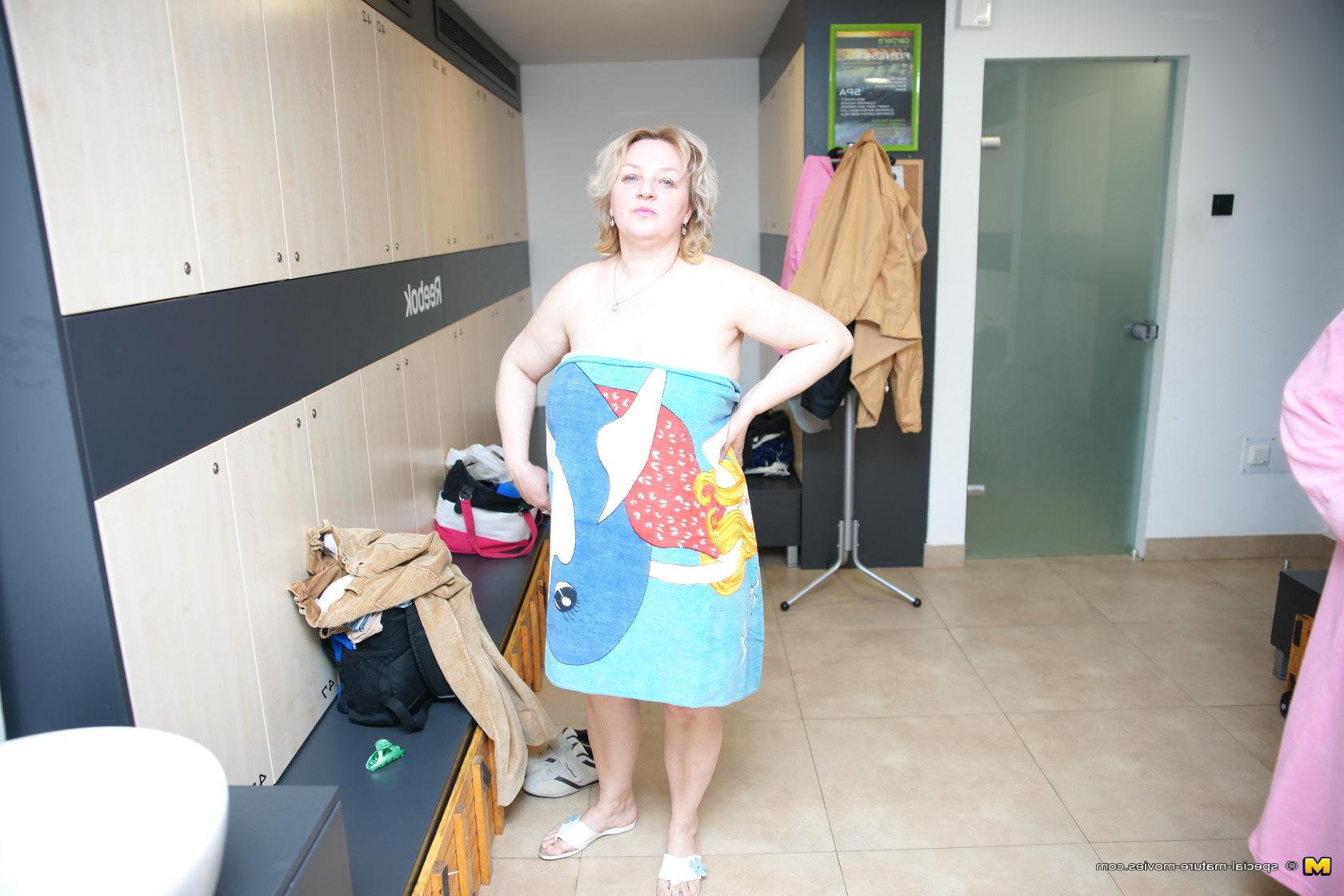 16P Take a lokk at an all female mature sauna