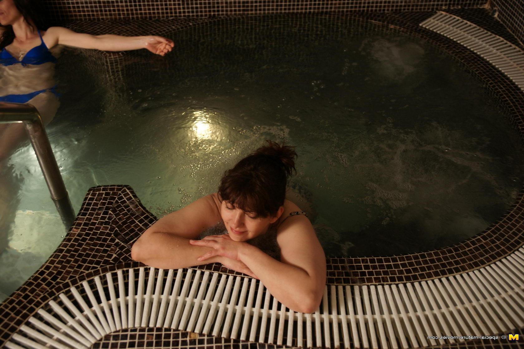 16P Take a lokk at an all female mature sauna