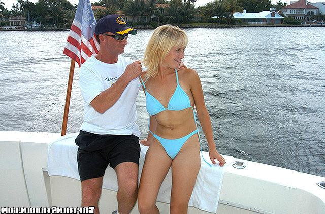 15P Amateur bikini chick swallows a tongue diped with cum