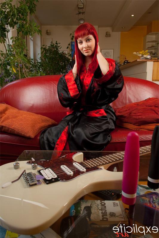 16P Cute redhead toys her punk pussy and asshole simultaneously