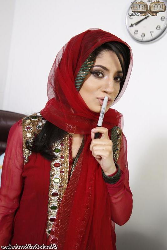 15P Pakistan Babe In Group Interracial Action