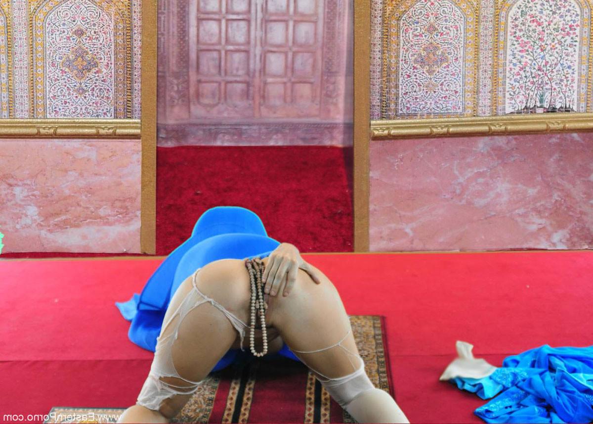 15P Big Boobs Arab slut reveals hot body and ass in exchange for money