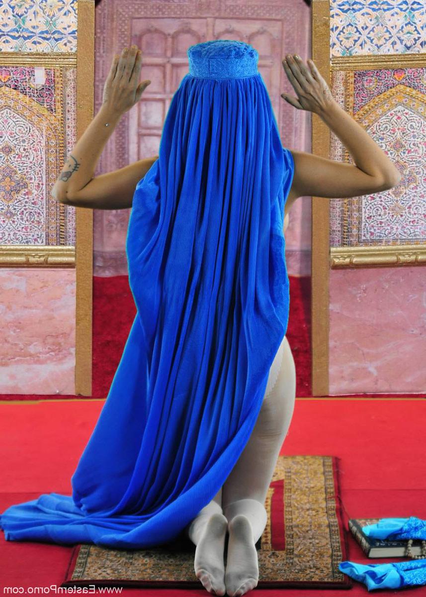 15P Big Boobs Arab slut reveals hot body and ass in exchange for money