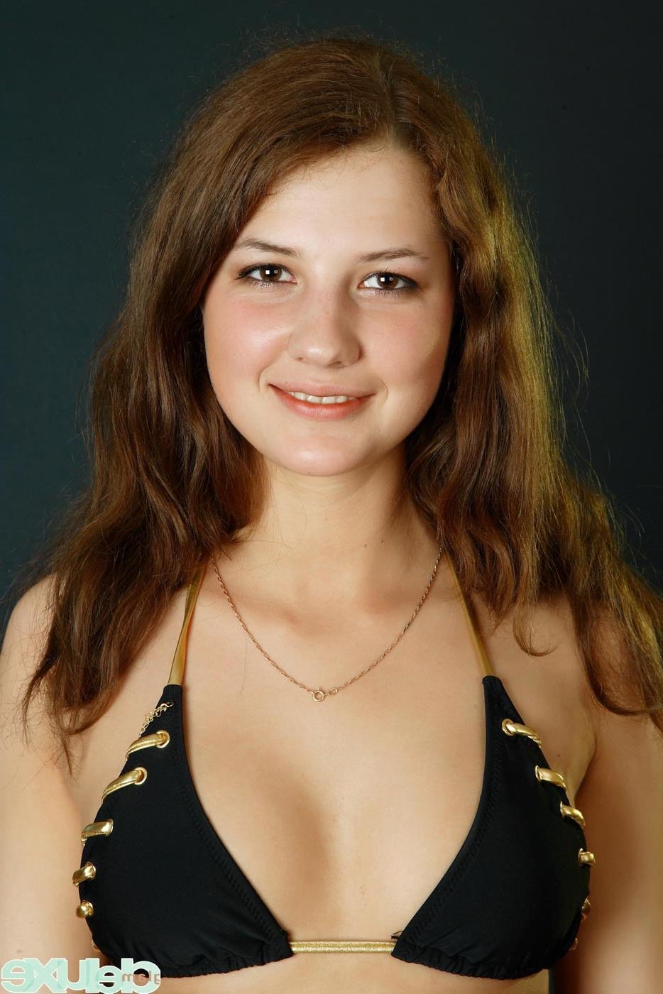 16P Beautiful flexible teen model