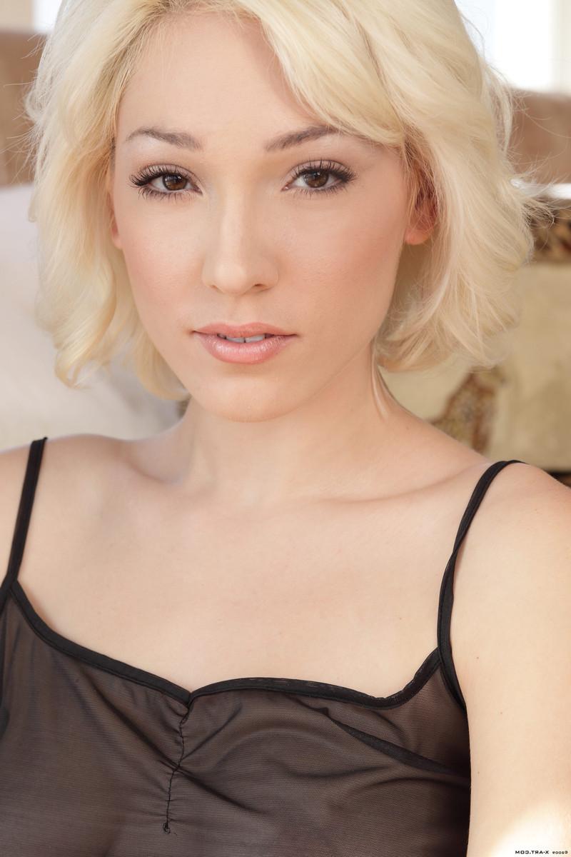 16P Beautiful short hair blonde model naked