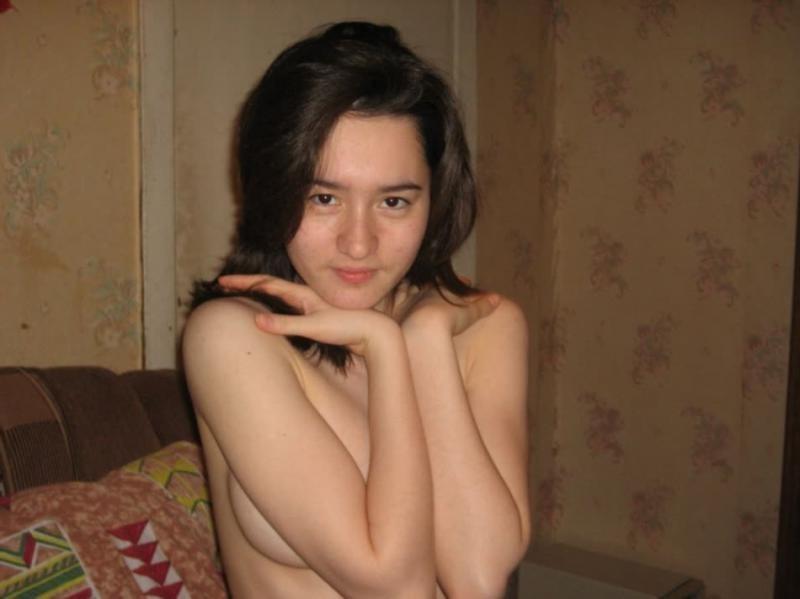 15P Kinky Japanese babe stripping naked while posing