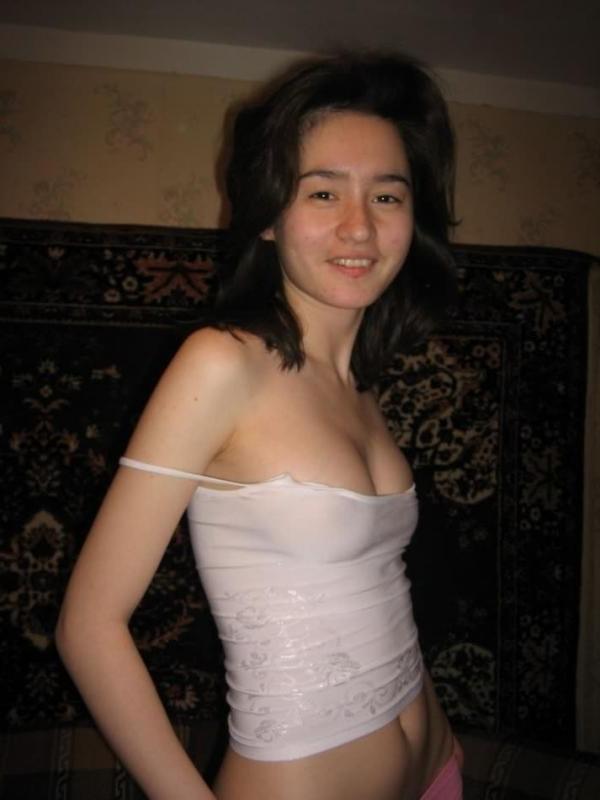 15P Kinky Japanese babe stripping naked while posing