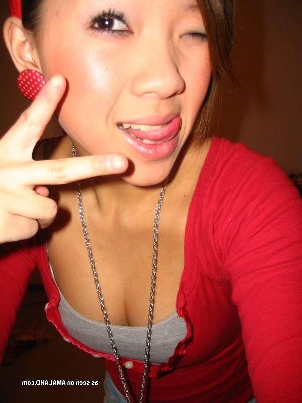 15P Asian hottie showing off her fine tits in sexy selfpics
