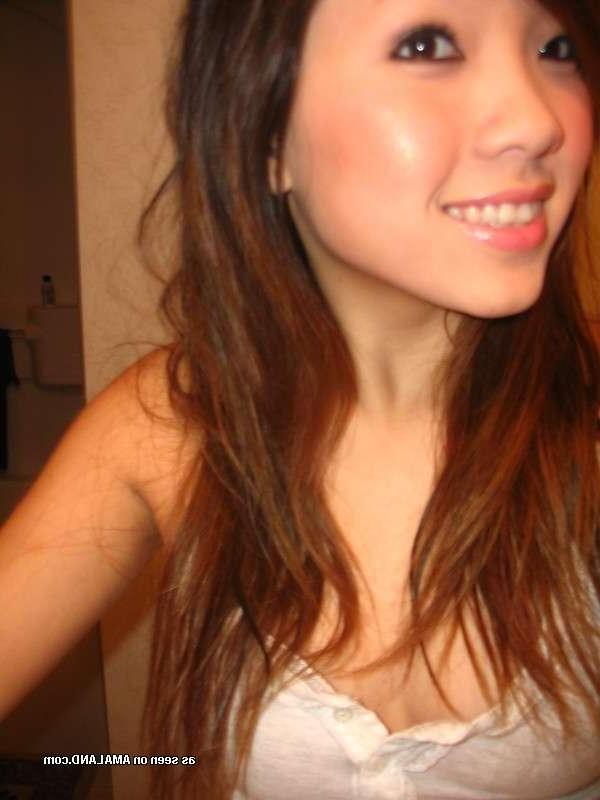 15P Asian hottie showing off her fine tits in sexy selfpics