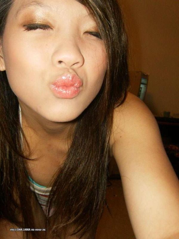 15P Asian hottie showing off her fine tits in sexy selfpics