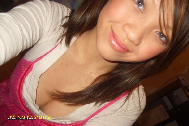 15P Asian hottie showing off her fine tits in sexy selfpics