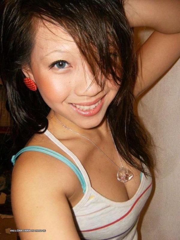 15P Asian hottie showing off her fine tits in sexy selfpics