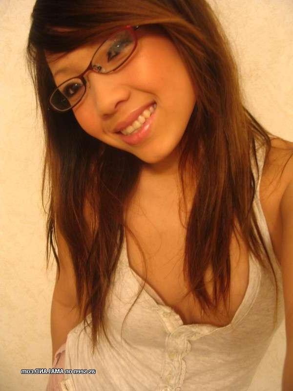 15P Asian hottie showing off her fine tits in sexy selfpics