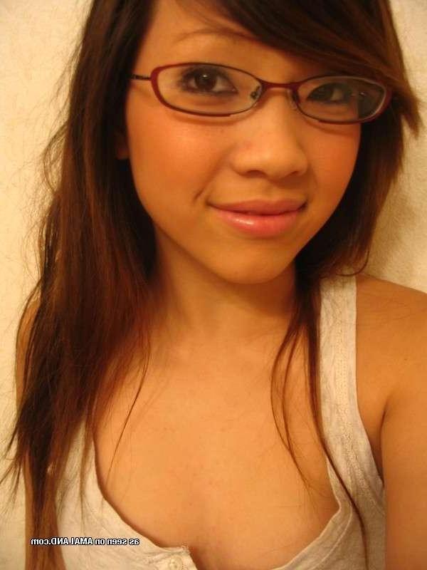 15P Asian hottie showing off her fine tits in sexy selfpics