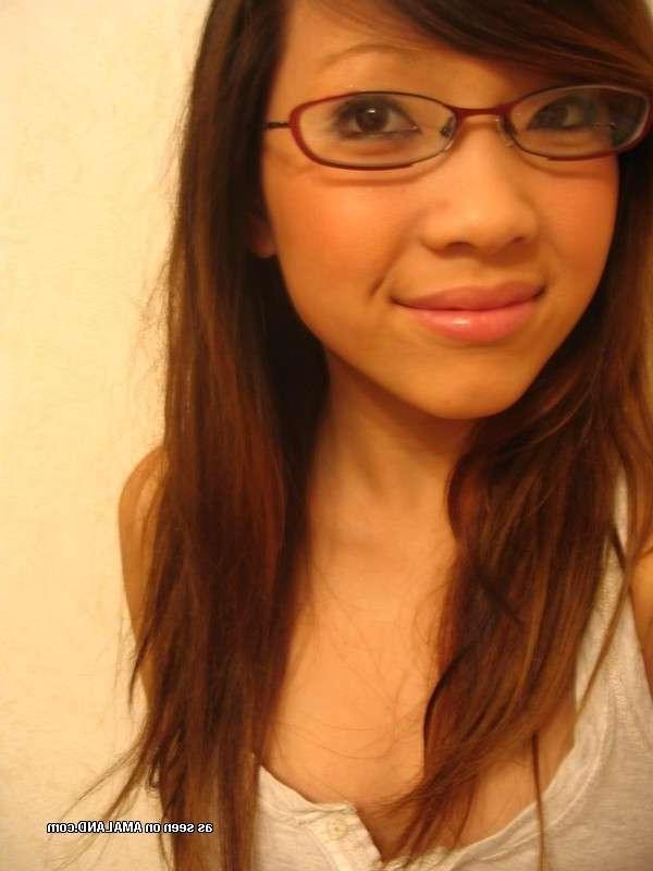 15P Asian hottie showing off her fine tits in sexy selfpics