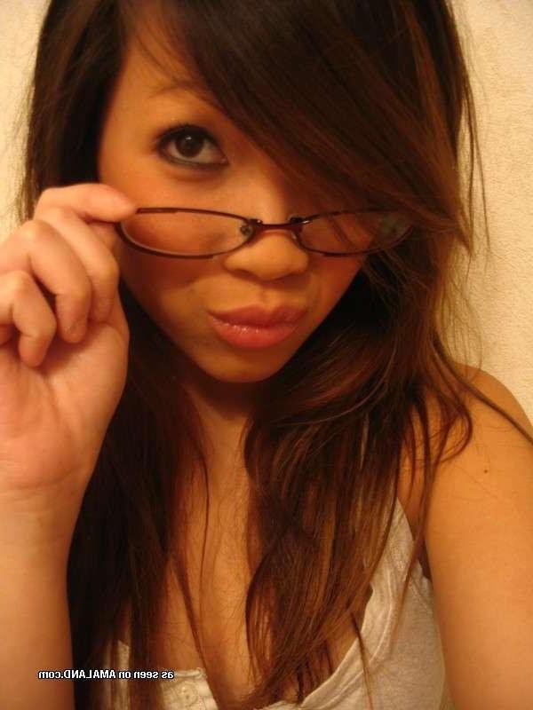 15P Asian hottie showing off her fine tits in sexy selfpics