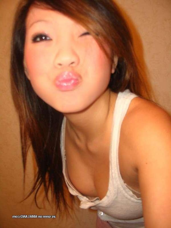 15P Asian hottie showing off her fine tits in sexy selfpics