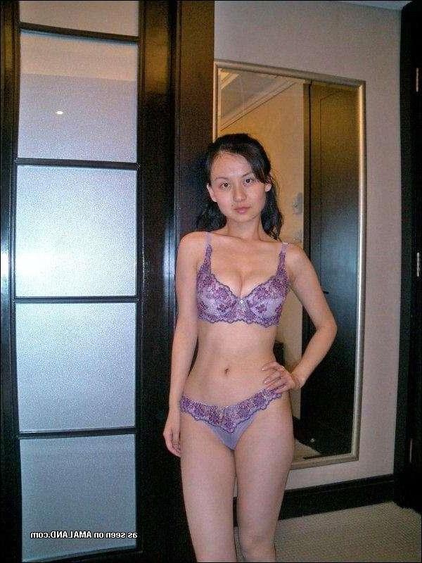 15P Hot Singaporean girlfriend strips naked while posing