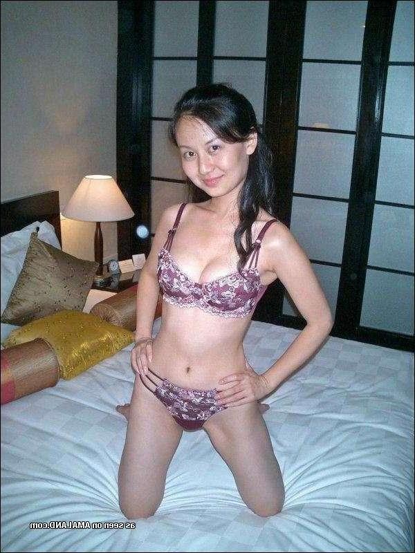 15P Hot Singaporean girlfriend strips naked while posing