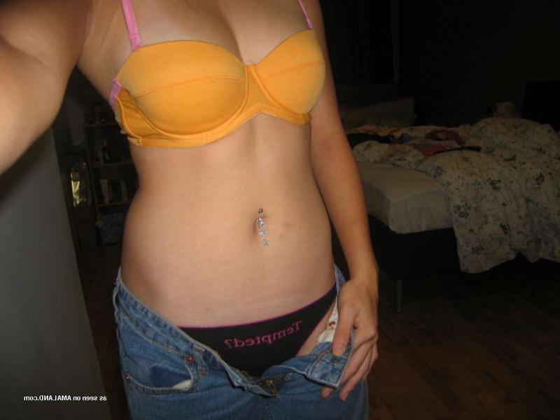 10P Amateur Singaporean chick's hot gallery of sexy selfpics