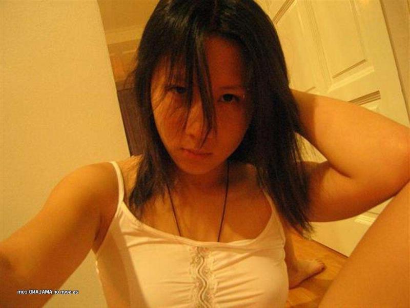 10P Amateur Singaporean chick's hot gallery of sexy selfpics