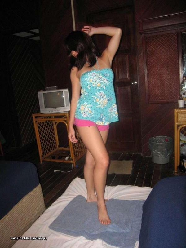 10P Amateur Singaporean chick's hot gallery of sexy selfpics