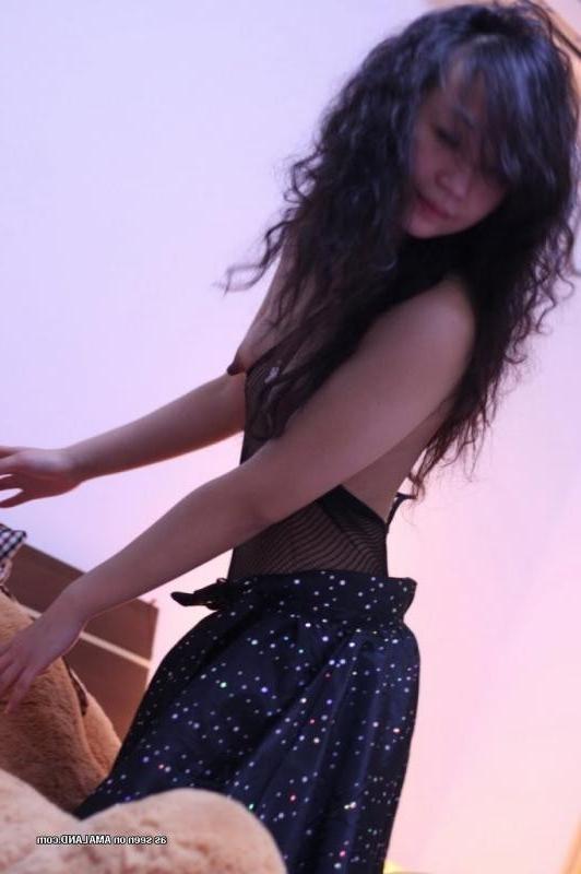 10P Collection of a naked Asian babe getting banged on the bed