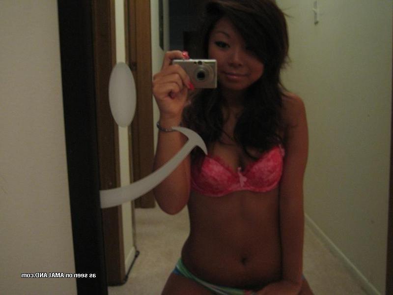 15P Asian camwhoring chick showing off her sexy body