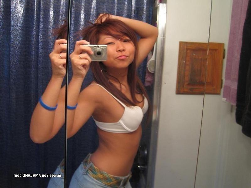 15P Asian camwhoring chick showing off her sexy body