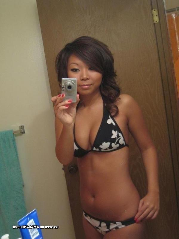 15P Asian camwhoring chick showing off her sexy body