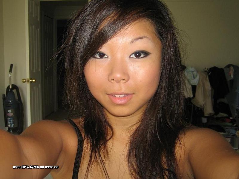 15P Asian camwhoring chick showing off her sexy body