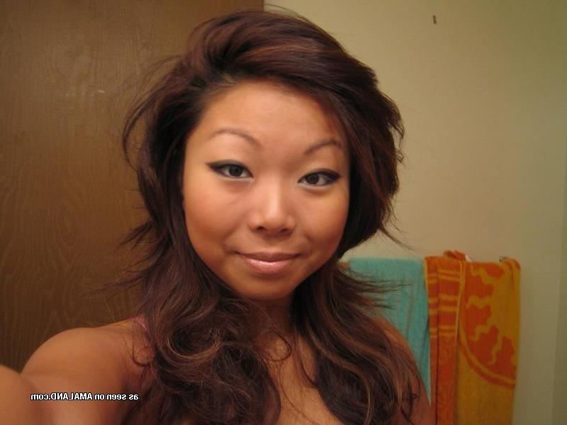 15P Asian camwhoring chick showing off her sexy body