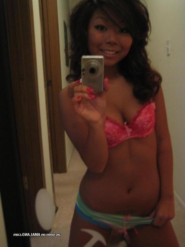 15P Asian camwhoring chick showing off her sexy body