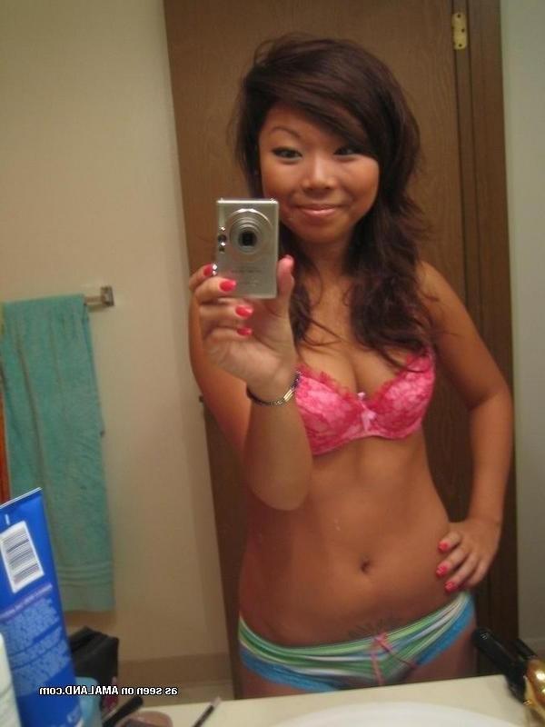 15P Asian camwhoring chick showing off her sexy body