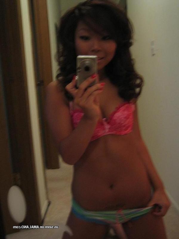 15P Asian camwhoring chick showing off her sexy body