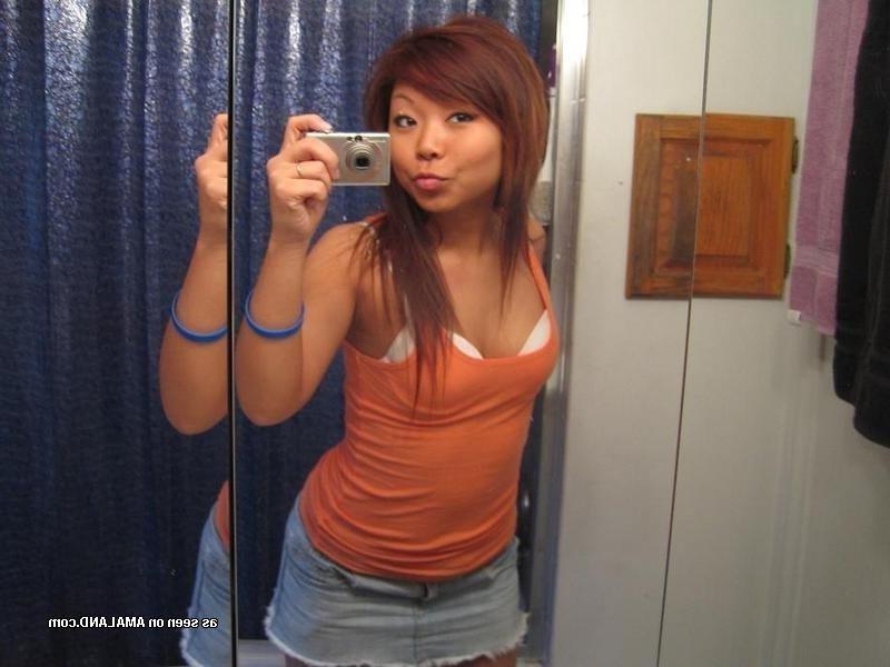 15P Asian camwhoring chick showing off her sexy body