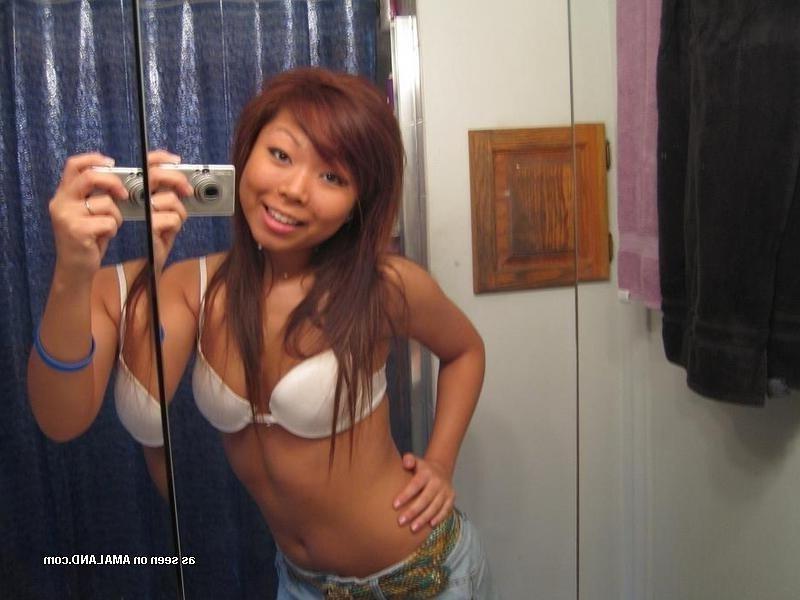 15P Asian camwhoring chick showing off her sexy body