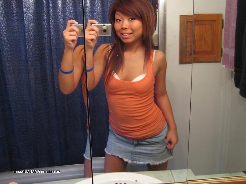 15P Asian camwhoring chick showing off her sexy body