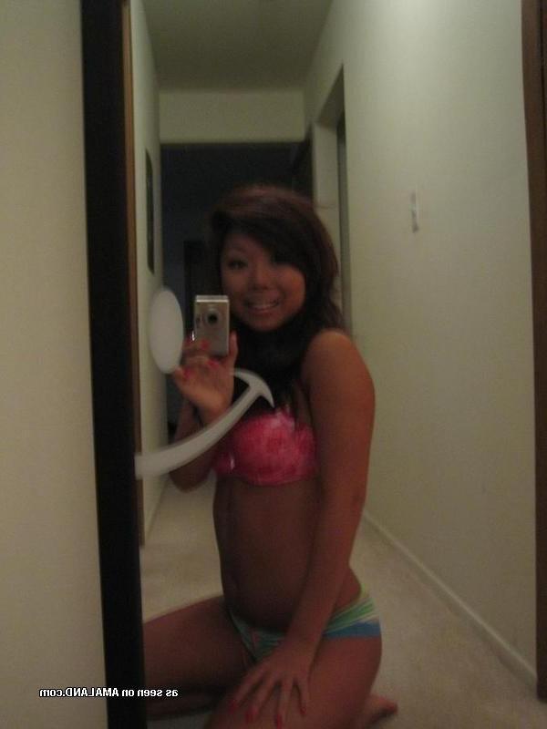15P Asian camwhoring chick showing off her sexy body