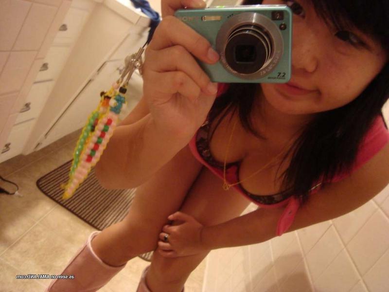 14P Horny amateur Singaporean cutie shows her tits and pussy
