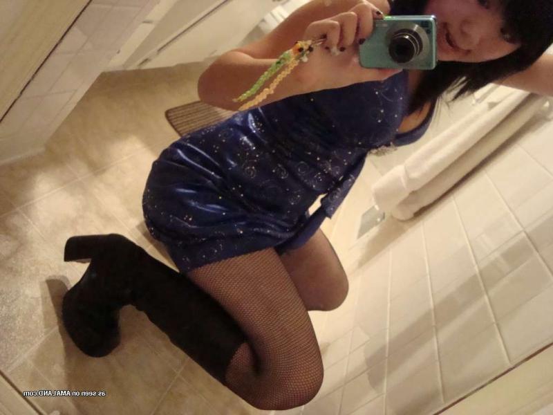 14P Horny amateur Singaporean cutie shows her tits and pussy
