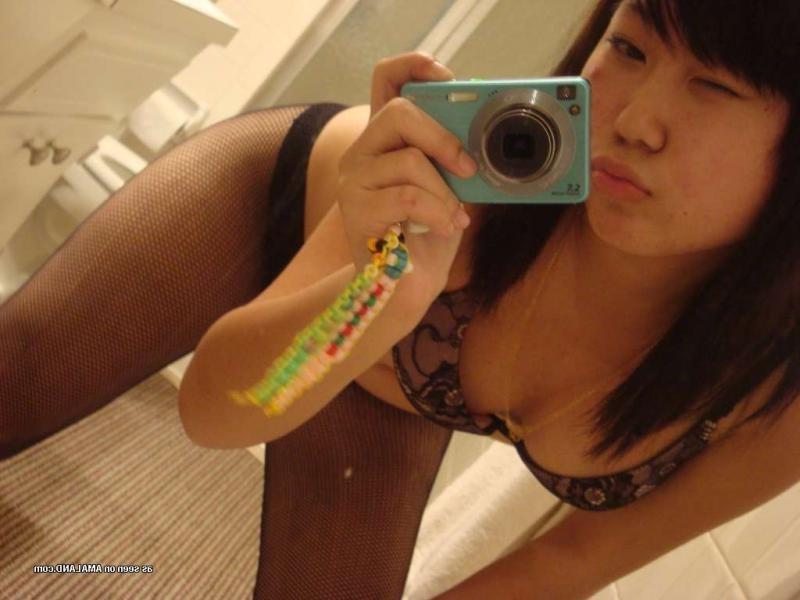 14P Horny amateur Singaporean cutie shows her tits and pussy